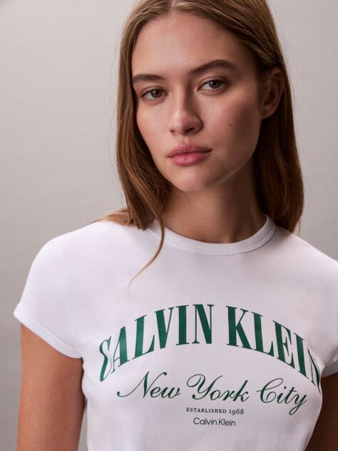 Λευκό T-shirt Με Slim Γραμμή Και Varsity Λογότυπο   Γυναίκα