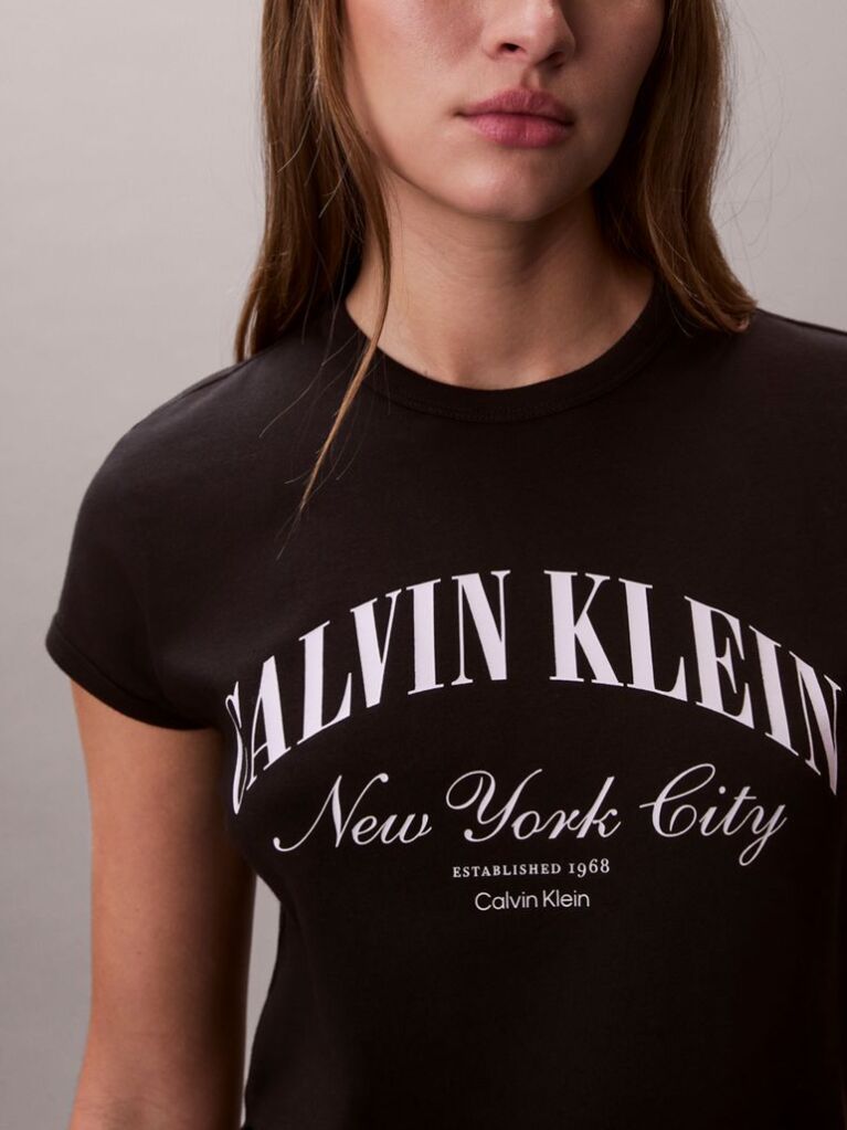 Μαύρο T-shirt Με Slim Γραμμή Και Varsity Λογότυπο   Γυναίκα