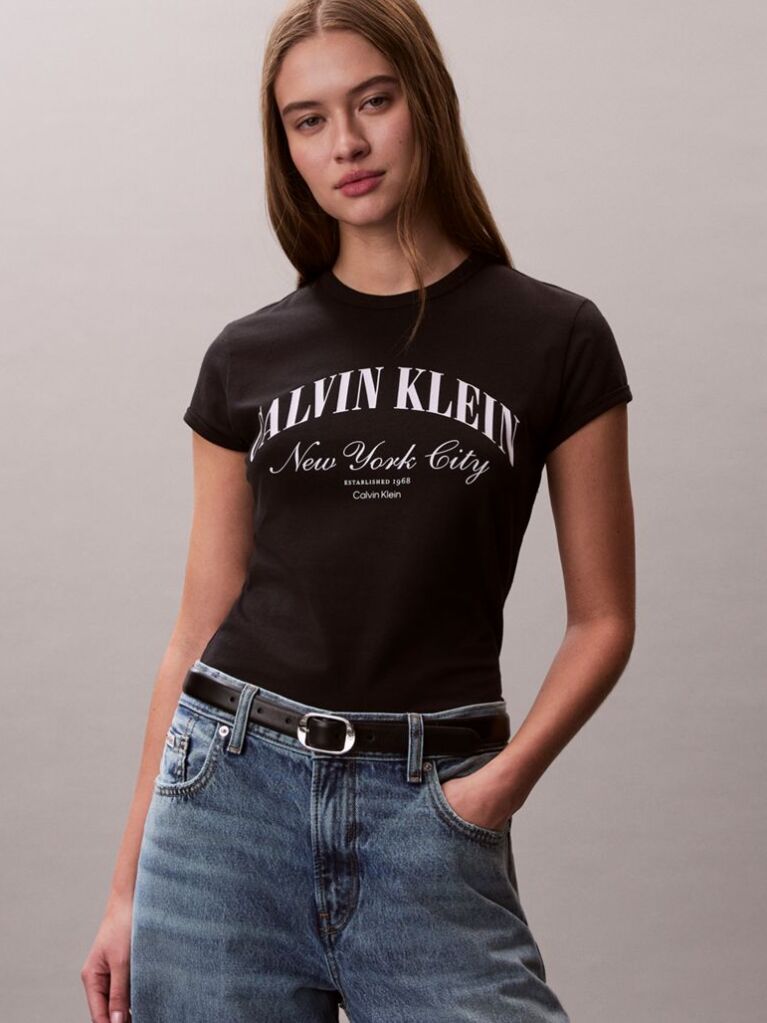 Μαύρο T-shirt Με Slim Γραμμή Και Varsity Λογότυπο   Γυναίκα