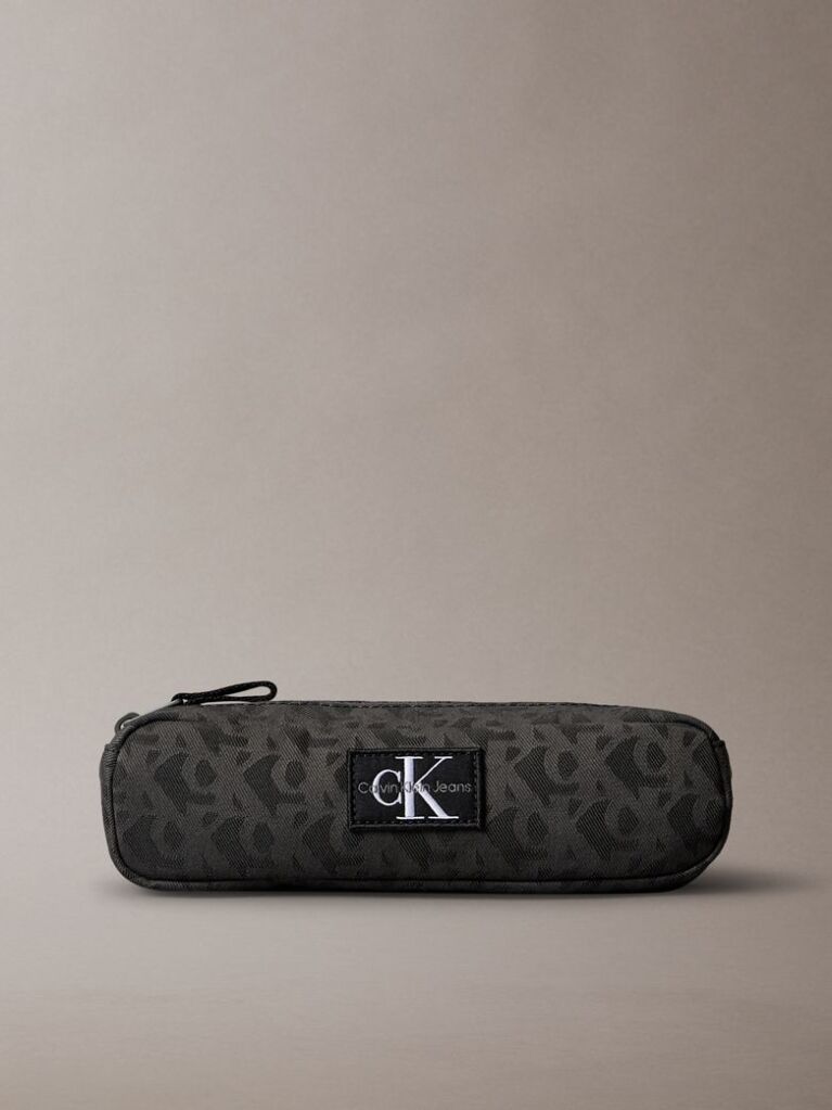 Black From everyday favourites to style-conscious looks, Calvin Klein Jeans Kids combines quality materials and trend-perfect colours with iconic logos on directional designs  Kids Unisex