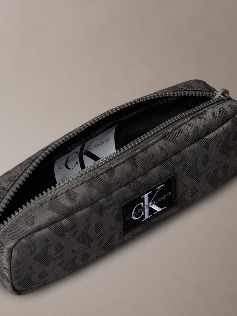Black From everyday favourites to style-conscious looks, Calvin Klein Jeans Kids combines quality materials and trend-perfect colours with iconic logos on directional designs  Kids Unisex
