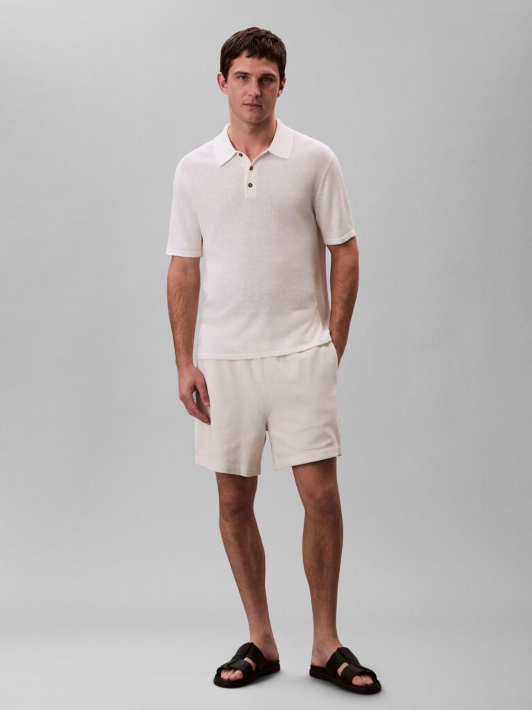 White Shorts from CALVIN KLEIN JEANS. These shorts look very sleek thanks to the perfect fit  Men